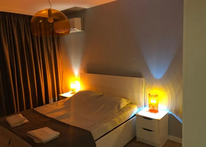 Luxury In Center 2 *