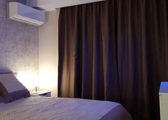 Luxury In Center 2 *