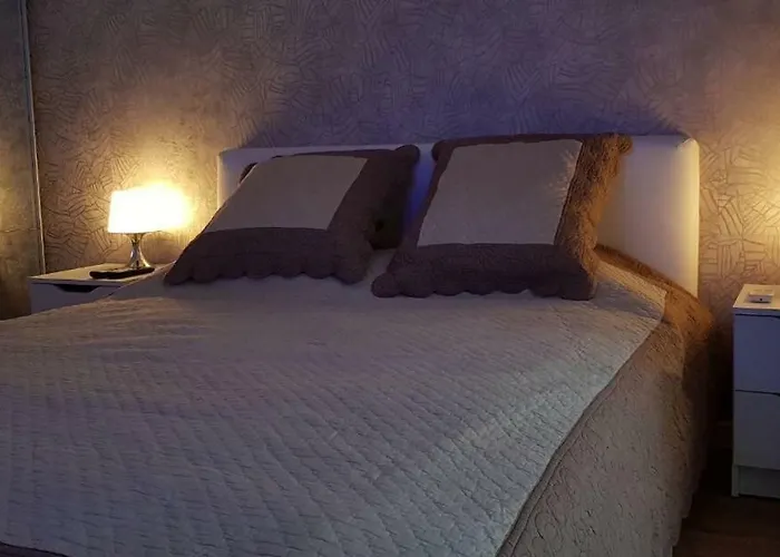 Luxury In Center 2 *